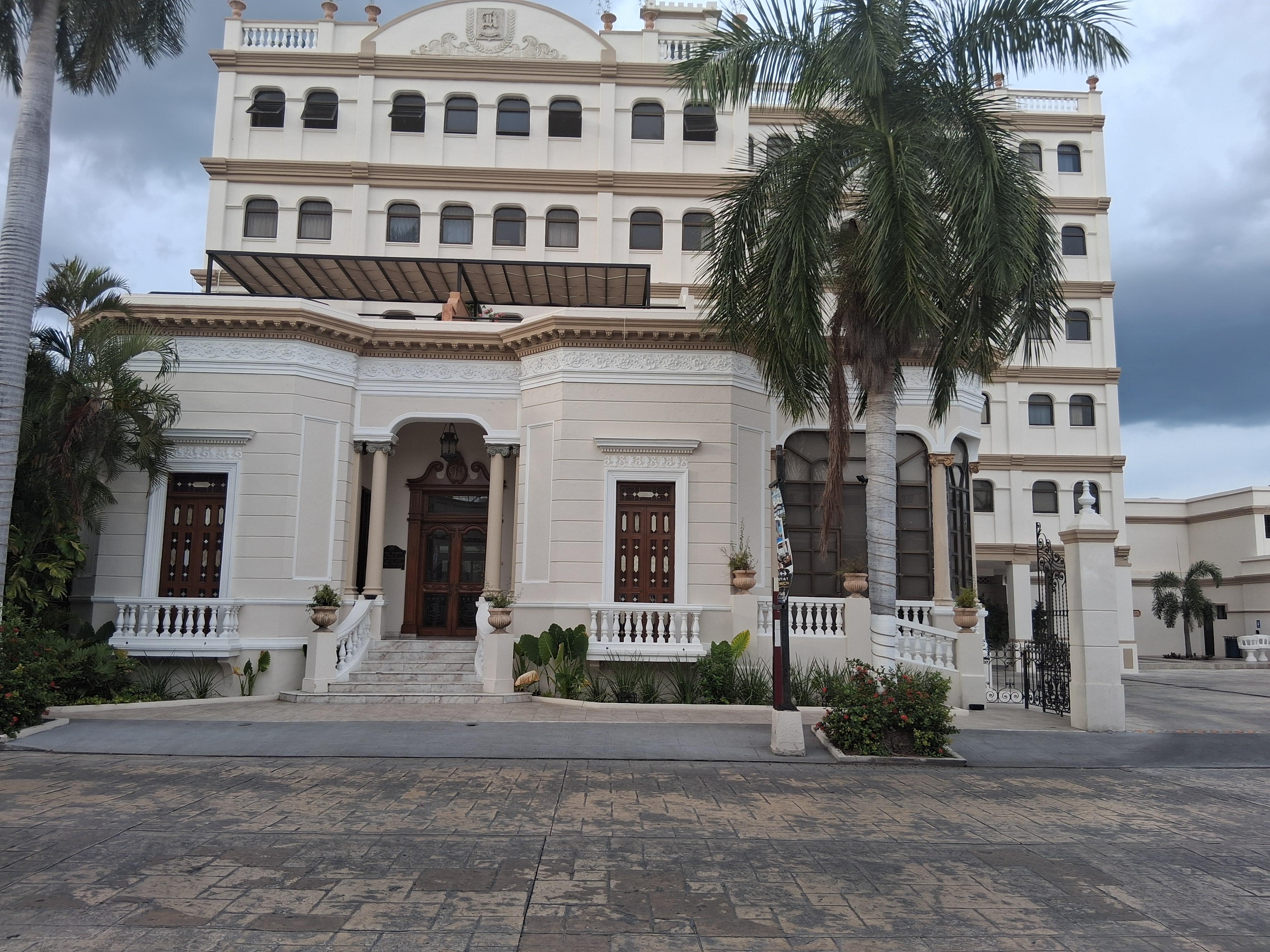 Colonial Mérida building with ornate architecture